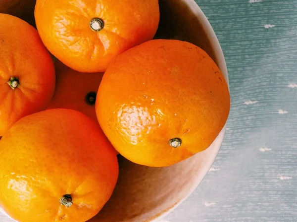 Mandarinas Frescas Naranjas Dentro Tazón Barro Sobre Mantel Blanco — Foto de Stock