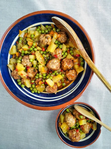 Albóndigas Con Guisantes Patatas Dos Platos Redondos Azules Rojos Cucharas — Foto de Stock