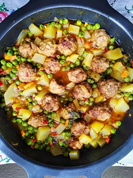 Albóndigas Con Guisantes Patatas Una Olla Hierro Negro — Foto de Stock