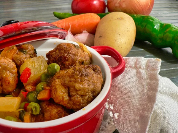 Albóndigas Con Patatas Guisantes Cazuela Roja Zanahoria Tomate Patata — Foto de Stock