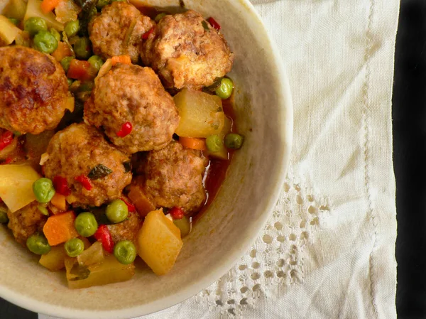 Albóndigas Con Patatas Guisantes Una Olla Barro — Foto de Stock