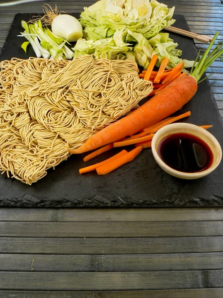 Ingrediënten Voor Thuis Koken Chinese Noedels Wortel Kool Soja Kopieerruimte — Stockfoto