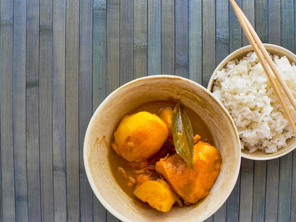 Hühnercurry Nach Thailändischer Art Mit Kokosmilch Und Gekochtem Reis — Stockfoto