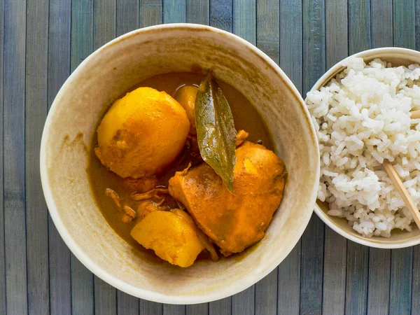 Hühnercurry Nach Thailändischer Art Mit Kokosmilch Und Gekochtem Reis — Stockfoto