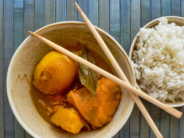 Hühnercurry Nach Thailändischer Art Mit Kokosmilch Und Gekochtem Reis — Stockfoto