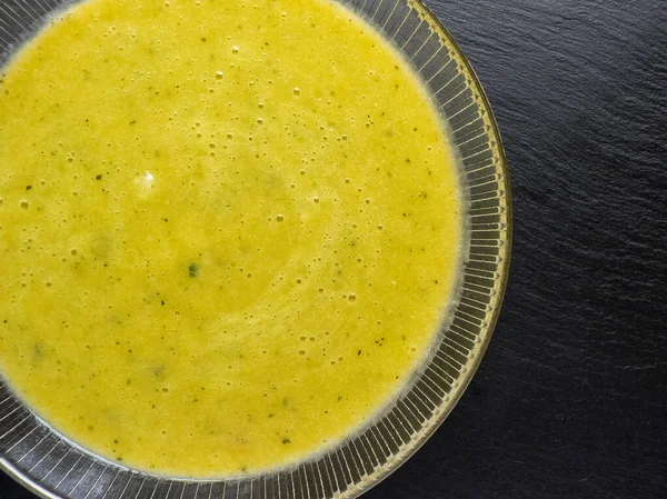 Zelfgemaakte Vegetarische Courgette Crème Glazen Schaal Zwarte Achtergrond — Stockfoto