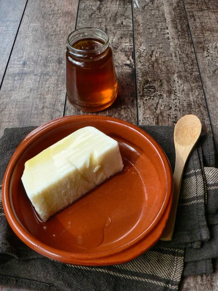 Postre Cuajada Láctea Olla Miel Cuchara Madera Sobre Mesa Madera — Foto de Stock