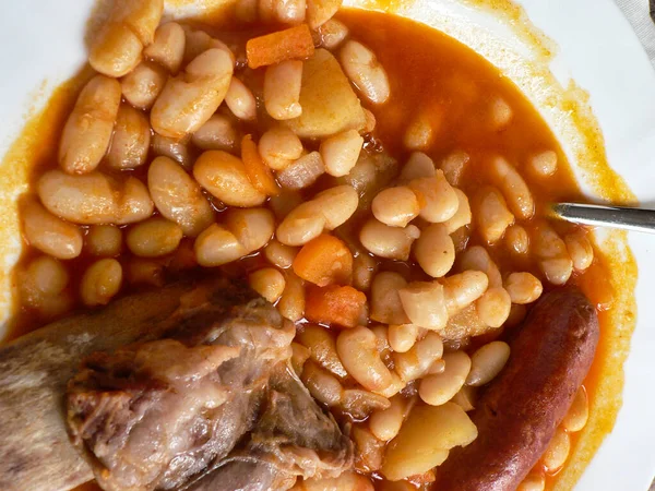 Fabada Asturienne Espagnole Dans Une Assiette Blanche Cuillère Sur Table — Photo