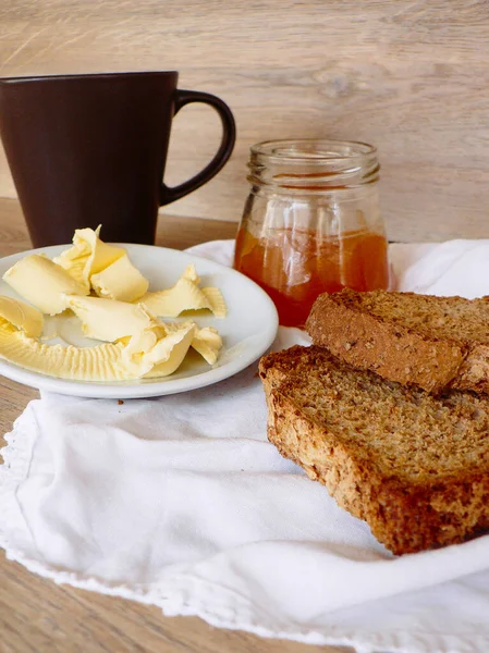 Śniadanie Zintegrowanym Tostem Masłem Dżemem Morelowym Drewnianym Stole — Zdjęcie stockowe
