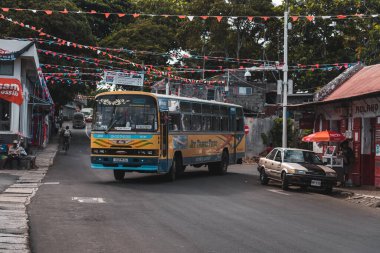 Mauritius, Mahebourg - 5 Kasım 2019: Mahebourg sokaklarındaki tipik eski yerel otobüs