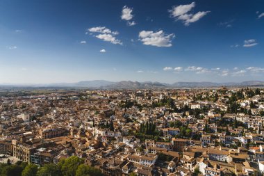 Granada şehrinin kuzeybatısının güzel manzarası mavi gökyüzü ve arka planda tepeler, Endülüs, İspanya.