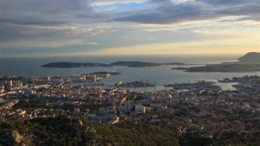 Toulon, Var, Paca, Provence, Fransa. Mont Faron 'dan kasaba ve liman..