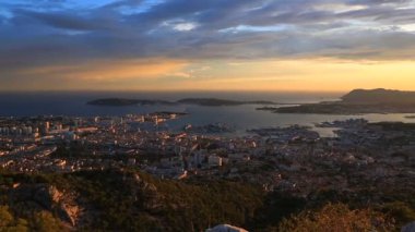 Toulon, Var, Paca, Provence, Fransa. Mont Faron 'dan kasaba ve liman..