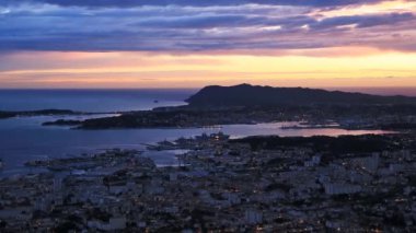 Toulon, Var, Paca, Provence, Fransa. Mont Faron 'dan kasaba ve liman..