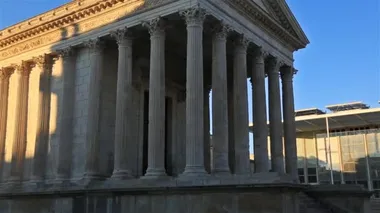 Nime, Gard, Occitanie, Fransa. Roma tapınağının tarihi yaklaşık 4-7 Ad, arka planda, Norman Foster 'ın 1993 yılında açtığı Carree d' Art..