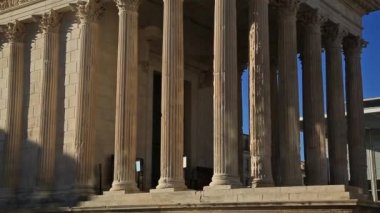 Nime, Gard, Occitanie, Fransa. Roma tapınağının tarihi yaklaşık 4-7 Ad, arka planda, Norman Foster 'ın 1993 yılında açtığı Carree d' Art..