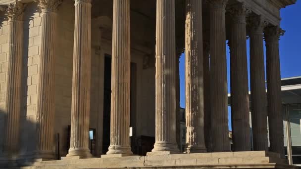 ニーム ガード オクシタニー フランス ローマ時代の寺院は 1993年にノーマン フォスターによって開創されたカルリー ダール美術館を背景に 7広告についての日付です — ストック動画