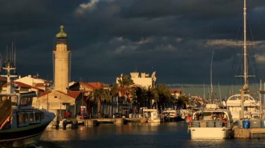 Le Grau du Roi, Gard, Fransa. Limana dönen balıkçı tekneleri..
