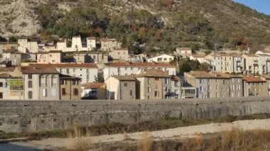 Anduze, Gard, Occitanie, Fransa. Şehrin önündeki Gardon nehri.