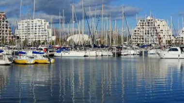 La Grande Motte, Herault, Occitanie, Fransa. Arka planda ünlü piramit binaları var..