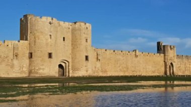 Aigues Mortes, Gard, Occitanie, Fransa. Yağmurdan sonra güney surları