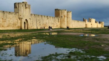Aigues Mortes, Gard, Occitanie, Fransa. Yağmurdan sonra güney surları