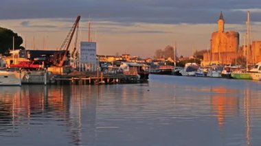 Aigues Mortes, Gard, Occitanie, Fransa. Surların önündeki liman..