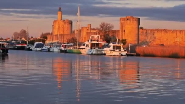 Aigues Mortes Gard Occitanie France Port Devant Les Remparts — Video