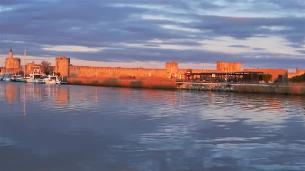 Aigues Mortes Gard Occitanie França Porto Frente Muralhas — Vídeo de Stock