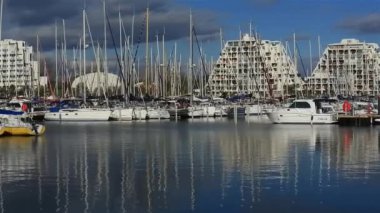 La Grande Motte, Herault, Occitanie, Fransa. Arka planda ünlü piramit binaları var..