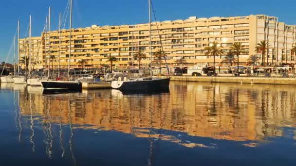 法国东部比利牛斯的圣Cyrien 圣赫勒拿的渔港和传统的静坐渔船在公寓前面 创建于1960年 — 图库视频影像