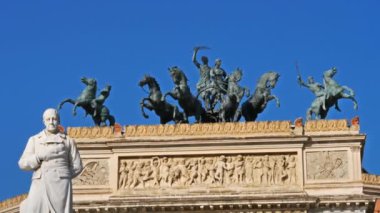 Teatro Politeama, Piazza Ruggero Settimo, Palermo, Sicilya, İtalya. Teatro Politeama Garibaldi 1874 'ten beri açıktır. Üstte Mario Rutelli 'nin tasarladığı bronz kuadriga var. .