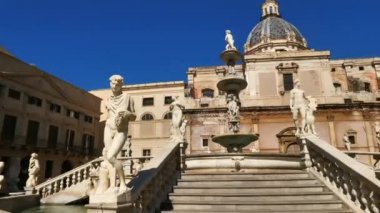 Piazza Pretoria, Palermo, Sicilya, İtalya. Fontana Pretoria, 1554 tarihli, heykeltıraş Francesco Camilliani tarafından. Arka planda St. Catherine Kilisesi 16. yüzyıldan kalma..