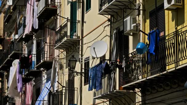 Palermo Sicilia Italia Fachadas Antiguas Tradicionales Con Secado Ropa Las — Vídeos de Stock