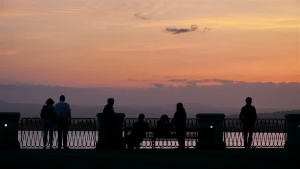 Siracusa Ortygia Sicilia Italia Gente Viendo Puesta Sol Largo Aretusa — Vídeos de Stock