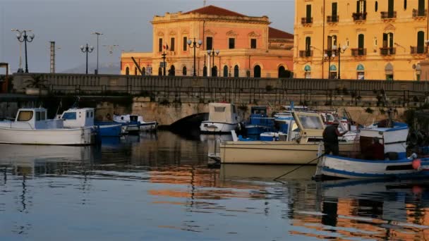 Сиракузи Ортигія Сицилія Італія Задньому Плані Понте Умбертіно Перетинає Невелику — стокове відео