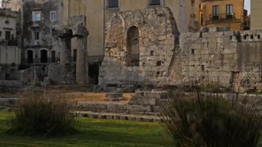 Syracuse, Ortygia, Sicilya, İtalya. Apollo Tapınağı Ortygia 'daki en önemli antik Yunan anıtlarından biridir. M.Ö. 6. yüzyılın başlangıcına dayanıyor.