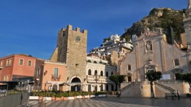Taormina, Sicilya, İtalya. Ix Aprile Meydanı. Sol tarafta 1679 tarihli Torre dell 'Orologio (horloge kulesi) var. Sağ tarafta San Agostino kilisesi var.