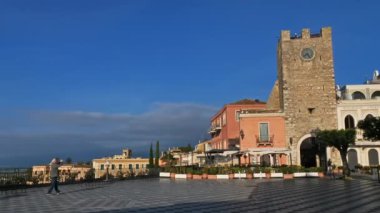 Taormina, Sicilya, İtalya. Ix Aprile Meydanı. Sol tarafta 1679 tarihli Torre dell 'Orologio (horloge kulesi) var. Sağ tarafta San Agostino kilisesi var.