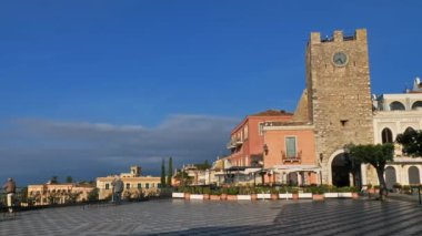 Taormina, Sicilya, İtalya. Ix Aprile Meydanı. Sol tarafta 1679 tarihli Torre dell 'Orologio (horloge kulesi) var. Sağ tarafta San Agostino kilisesi var.
