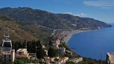 Taormina, Sicilya, İtalya. Teleferik şehrin tepesi ile şehrin tabanı arasında.