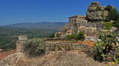 Castiglione di Sicilya, Sicilya, İtalya. Lauria Kalesi 'ndeki köy. Arka planda Etna volkanı var..