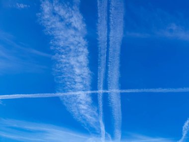 Homomutatus, contrails, thin artificial clouds everywhere in the sky as far as the eye can see due to the massive increase in air traffic and the pollution of the environment by Co2 emissions.