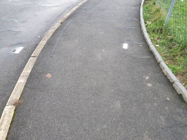 Sokakta ve kaldırımda beyaza boyanmış izler caddenin genişlediğini gösteriyor..