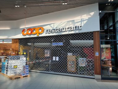 Dielsdorf, Zürih - 17 Mart 2020: Corona (COVID-19) krizinin yayılmasını önlemesi nedeniyle Federal Konsey 'in kararı üzerine Coop restoran şubesi 19 Nisan 2020' ye kadar geçici olarak kapandı.