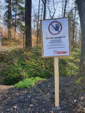 Seon, Aargau - İsviçre 6 Nisan 2020: Mevcut Corona (COVID-19) durumu nedeniyle, şömine 30 Mart 'tan Pazartesi ile Pazar günleri arasında saat 8: 00-8: 00 arası geri çağrıldı..