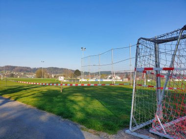 Seon, Aargau - İsviçre 7 Nisan 2020: Corona (COVID-19) salgını ve ihlaller nedeniyle Lenzburg bölgesel polisi futbol sahasına tedbir koydu.