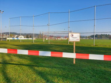 Seon, Aargau - İsviçre 7 Nisan 2020: Corona (COVID-19) salgını ve ihlaller nedeniyle Lenzburg bölgesel polisi futbol sahasına tedbir koydu.