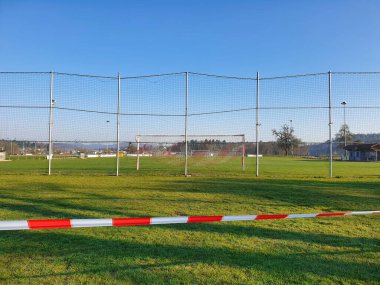 Seon, Aargau - İsviçre 7 Nisan 2020: Corona (COVID-19) salgını ve ihlaller nedeniyle Lenzburg bölgesel polisi futbol sahasına tedbir koydu.