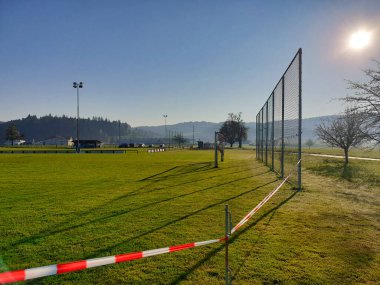 Seon, Aargau - İsviçre 7 Nisan 2020: Corona (COVID-19) salgını ve ihlaller nedeniyle Lenzburg bölgesel polisi futbol sahasına tedbir koydu.